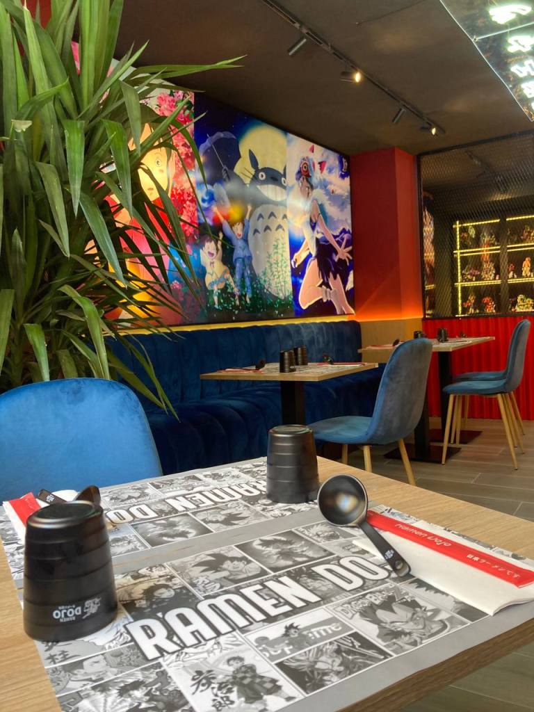 foto del ambiente del restaurante diseñado con los heroes de anime