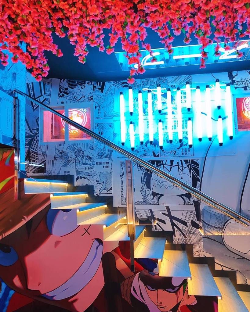 foto de la escalera en el restaurante con luces de neón