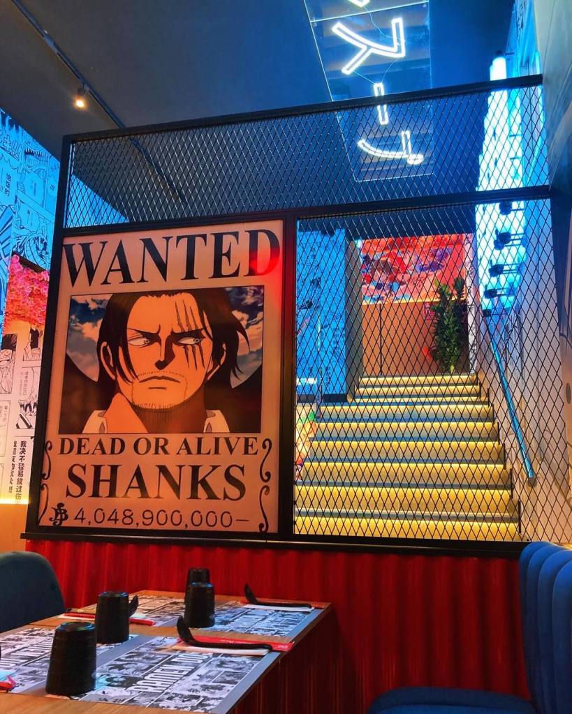 foto de una escalera con un cartel: "WANTED: dead or alive. SHANKS"