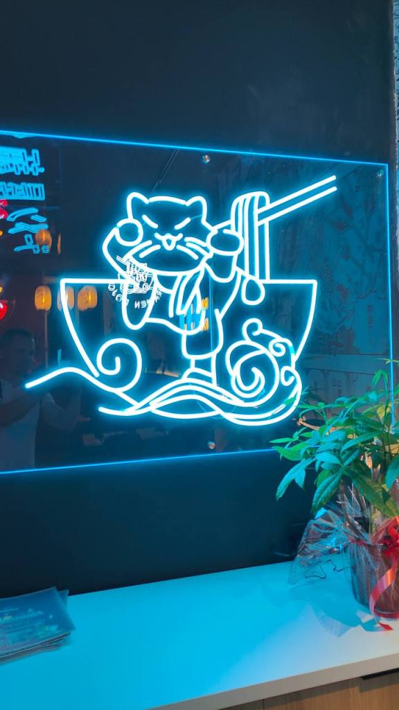 letrero de neón con logo de Ramen Dojo