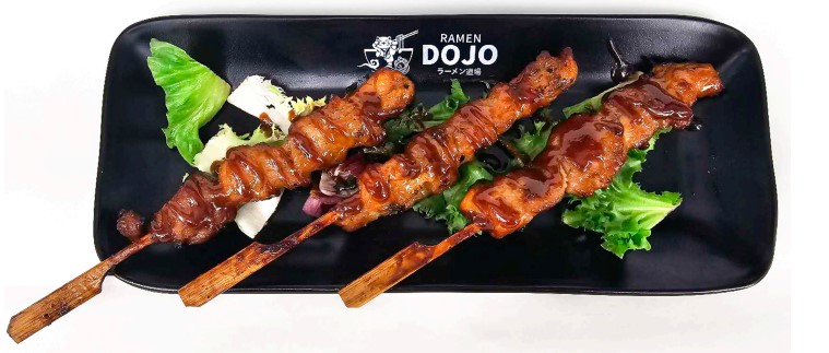 BROCHETAS DE POLLO YAKITORI /
YAKITORI CHICKEN SKEWERS
