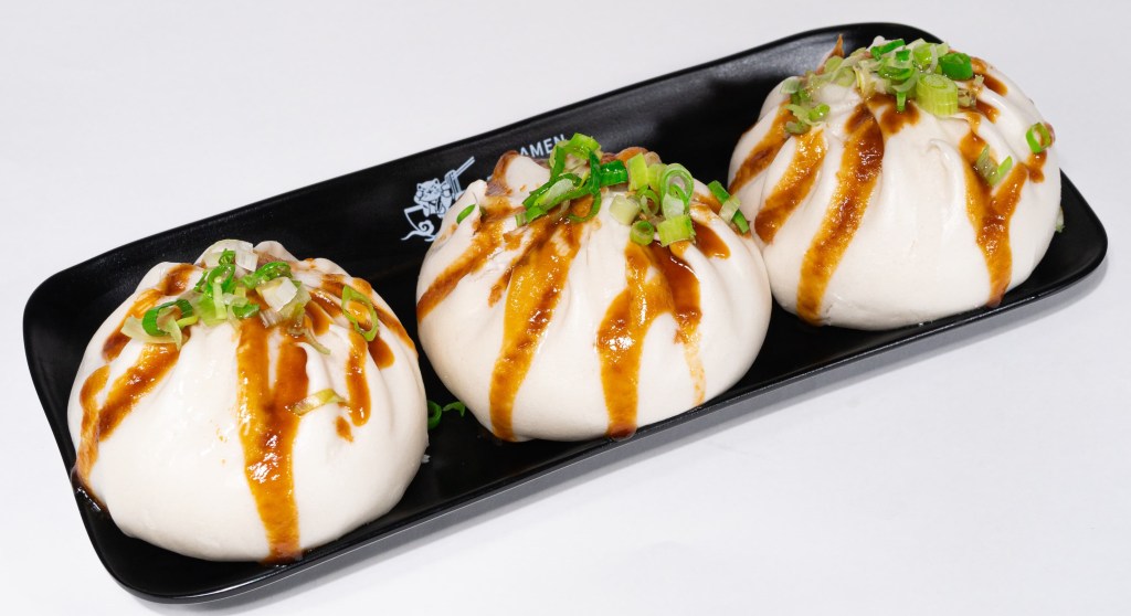 BOLLOS RELLENOS DE CERDO / PORK BUNS STUFFED WITH PORK